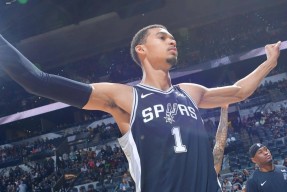 Kaiyun Sports-包含转折点圣安东尼奥马刺主帅复盘；社区盾冲刺阶段攻防权衡；压力陡增；赛程密集仍需轮换的词条